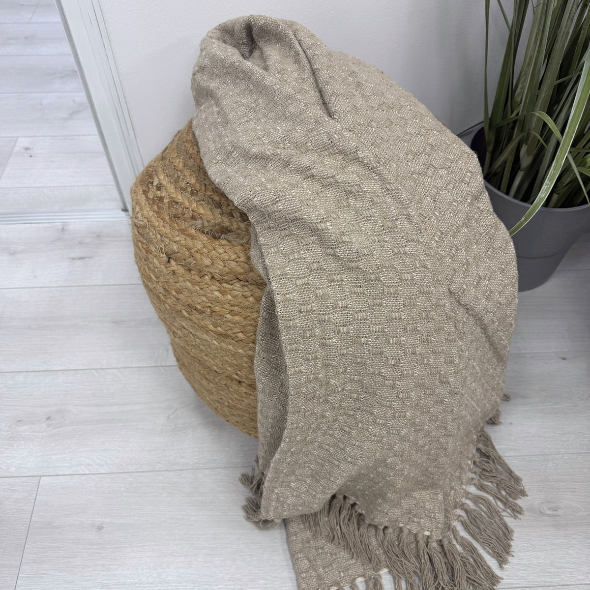 Take A Plaid TAP 2 Beige – plaid gedrapeerd over jute poef